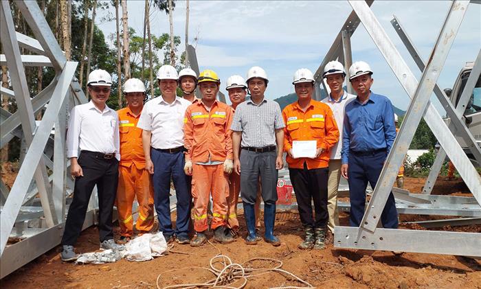 Chủ tịch HĐTV EVNNPT Nguyễn Tuấn Tùng kiểm tra, động viên người lao động thi công Dự án đường dây 500kV Lào Cai – Vĩnh Yên