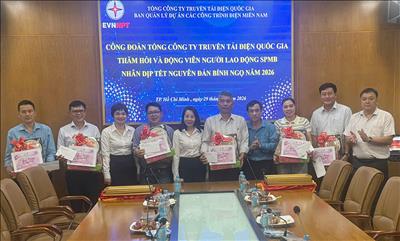 Công đoàn EVNNPT tặng quà động viên người lao động Ban Quản lý dự án các công trình điện miền Nam trước thềm năm mới