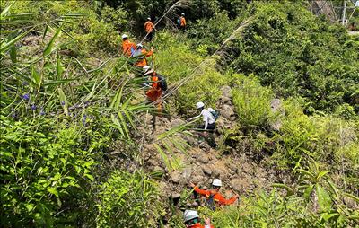 Vượt đèo Hải Vân - Sau những bước chân là ánh sáng