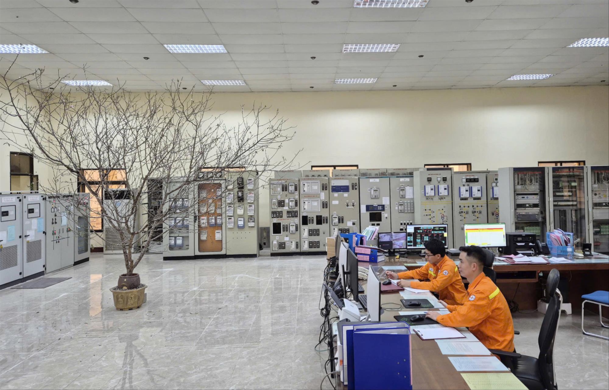 Những “người lính truyền tải điện” âm thầm giữ mạch sáng của Tổ quốc để Nhân dân vui Xuân đón Tết