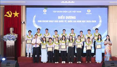 EVNNPT có 7 người con của CBCNV và 3 gia đình tiêu biểu được EVN vinh danh