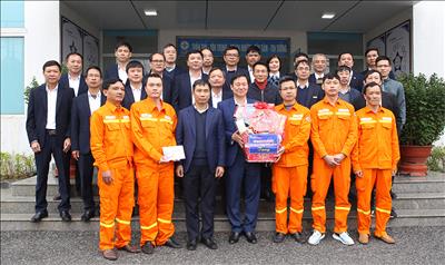 Chủ tịch EVNNPT Nguyễn Tuấn Tùng kiểm tra việc cấp điện Tết Nguyên đán và động viên người lao động Truyền tải điện Quảng Bình