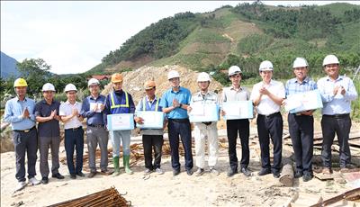 Công đoàn Điện lực Việt Nam tiếp sức người lao động tại 2 dự án truyền tải điện trọng điểm trong đó có dự án được chọn gắn biển chào mừng Đại hội Đảng bộ EVN lần thứ IV