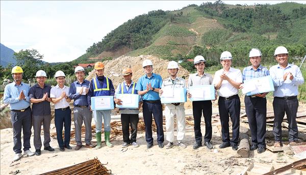 Công đoàn Điện lực Việt Nam tiếp sức người lao động tại 2 dự án truyền tải điện trọng điểm trong đó có dự án được chọn gắn biển chào mừng Đại hội Đảng bộ EVN lần thứ IV