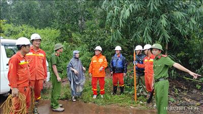 Phó Tổng giám đốc EVNNPT Lưu Việt Tiến kiểm tra công tác ứng phó với bão TALIM và mưa lũ sau bão tại Truyền tải điện Đông Bắc 1