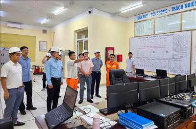 Phó Tổng giám đốc EVNNPT Lưu Việt Tiến kiểm tra công tác ứng phó với bão MATMO tại Đội Truyền tải điện Đông Bắc 1