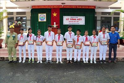 TTĐ Bình Định tuyên truyền bảo vệ HLAT lưới điện truyền tải kết hợp công tác an sinh xã hội