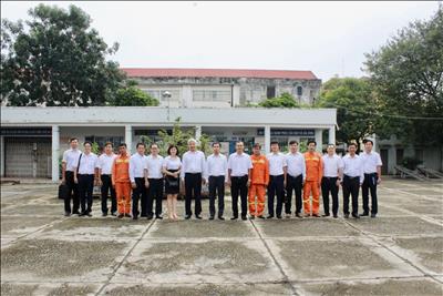 Chủ tịch HĐTV EVNNPT Nguyễn Tuấn Tùng kiểm tra công tác ứng dụng KHCN tại Đội Truyền tải điện Bình Chánh