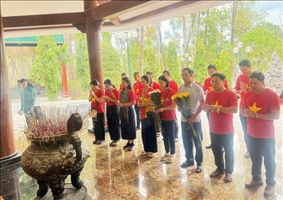 Chi bộ Ban Tổ chức và Nhân sự EVNNPT tổ chức hành trình về nguồn - tri ân các thế hệ đi trước, bồi đắp lý tưởng cách mạng