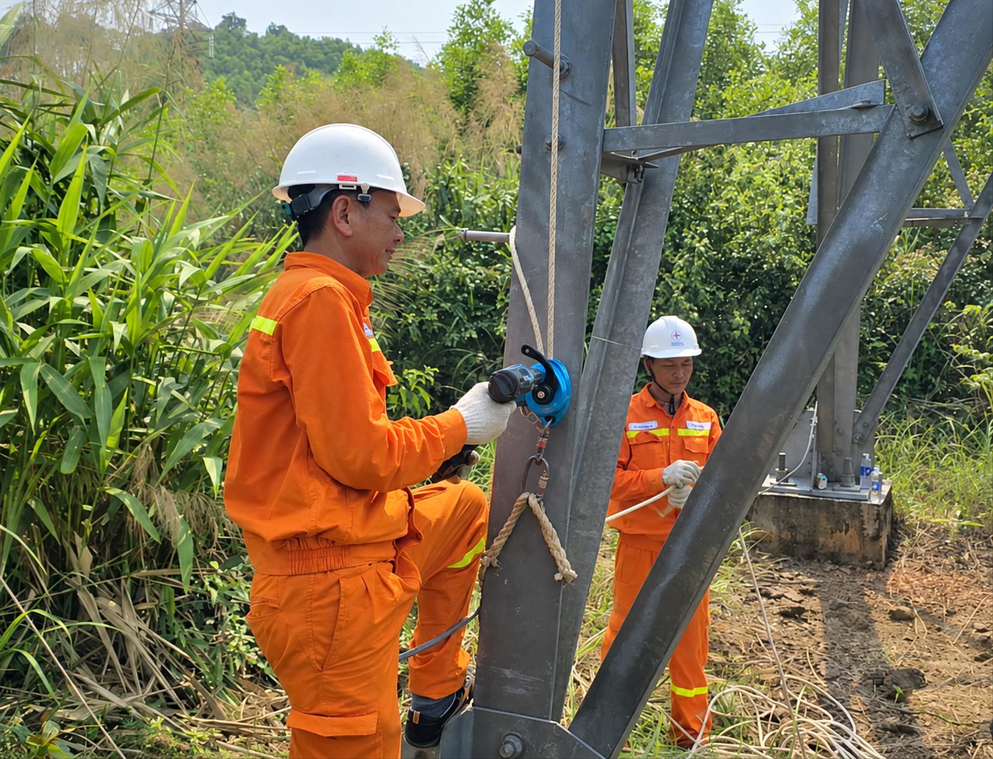 Giải pháp sáng kiến tời trợ lực siêu gọn nhẹ: Nâng cao hiệu quả và an toàn lao động khi vận chuyển dụng cụ làm việc trên cột