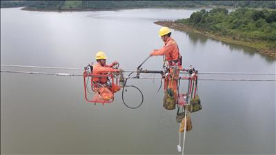 Truyền tải điện Đắk Nông phát hiện và xử lý kịp thời dây dẫn bị tưa trên đường dây thường xuyên mang tải cao