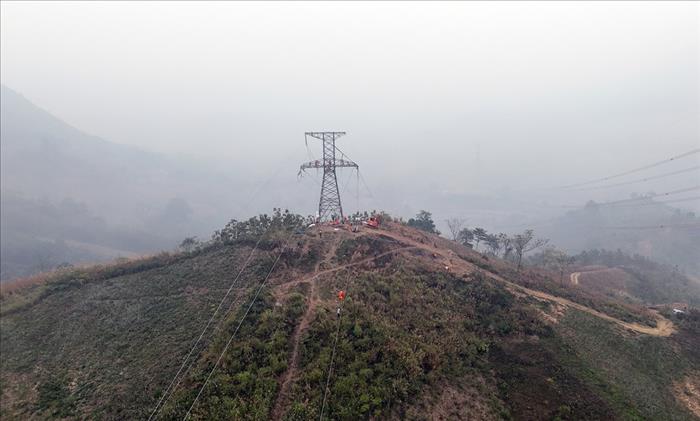 Về đích sớm công trình thay dây dẫn 220kV, sẵn sàng cấp điện an toàn cho Đại hội Đảng lần thứ XIV