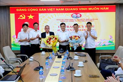 Trao Huy hiệu 40 năm tuổi Đảng và 30 năm tuổi Đảng cho các đảng viên Công ty Truyền tải điện 1