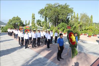 PTC3 dâng hương tưởng niệm các Anh hùng liệt sĩ tại Nghĩa trang Liệt sĩ Hòn Dung