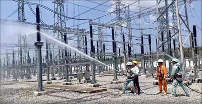 Truyền tải điện Quảng Ngãi tăng cường vệ sinh cách điện hotline, bảo đảm vận hành an toàn lưới điện truyền tải