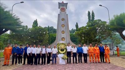 Đội Truyền tải điện Quảng Ngãi dâng hương tại nghĩa trang tỉnh Quảng Ngãi