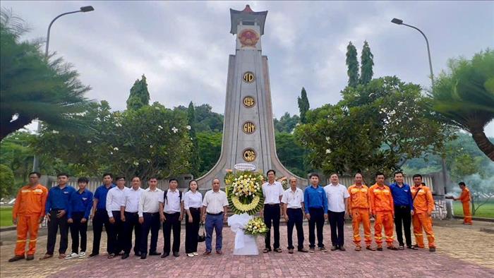 Đội Truyền tải điện Quảng Ngãi dâng hương tại nghĩa trang tỉnh Quảng Ngãi