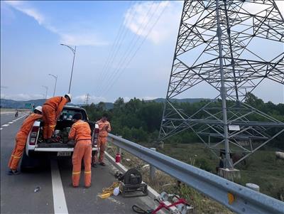 Truyền tải điện Quảng Ngãi xuyên đêm sửa chữa, bảo dưỡng thiết bị đường dây