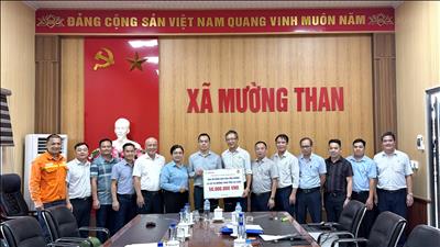 EVNNPT trao hỗ trợ người dân xã Mường Than khắc phục hậu quả mưa lũ, sạt lở đất