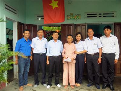 PTC2 thăm và tặng quà Mẹ Việt Nam Anh hùng
