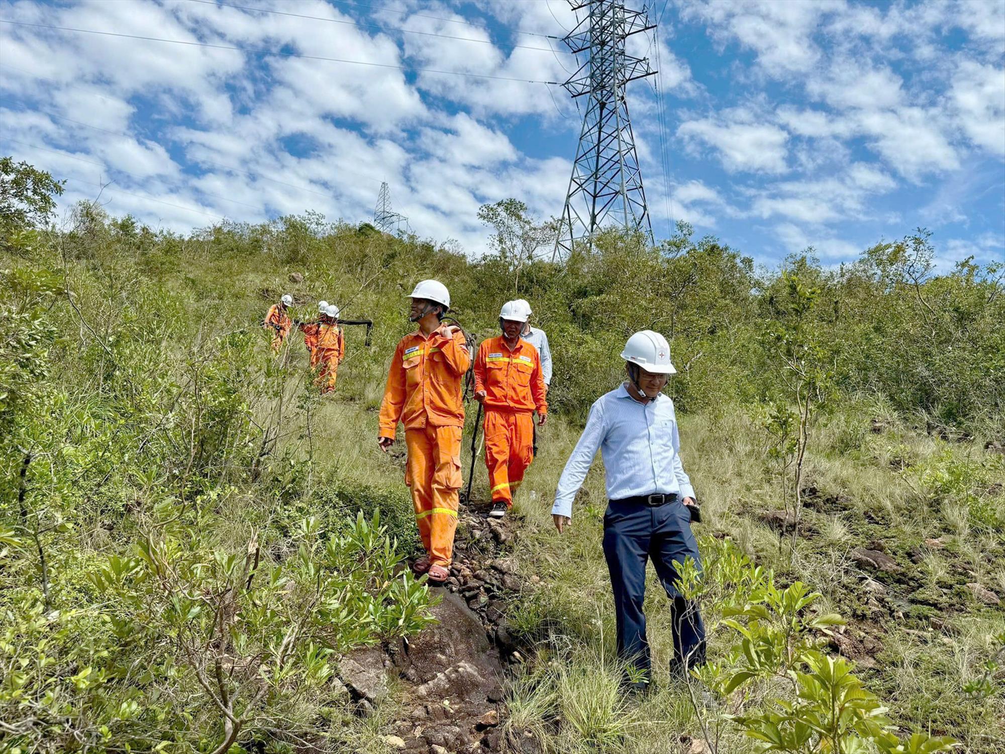Công ty Truyền tải điện 3 đảm bảo hệ thống lưới điện truyền tải quốc gia vận hành ổn định sau bão số 13