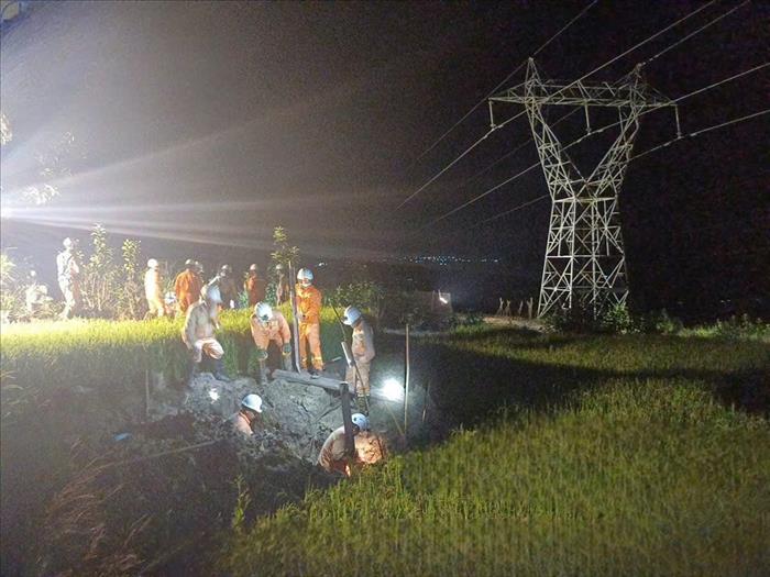 PTC3 xuyên đêm xử lý sạt lở móng cột, bảo đảm an toàn lưới điện truyền tải