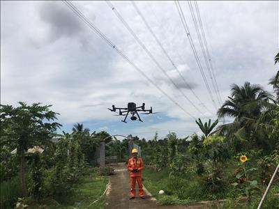 Đội TTĐ Cai Lậy triển khai ứng dụng UAV phục vụ công tác kiểm tra quản lý vận hành đường dây. 