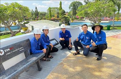 Tuổi trẻ Công ty Truyền tải điện 3 thực hiện công trình “Thắp sáng tượng đài nghĩa trang liệt sĩ” tại 9 nghĩa trang liệt sĩ