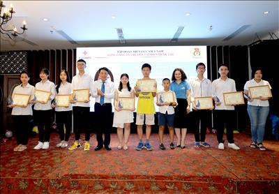 Biểu dương khen thưởng con CNVCLĐ đạt thành tích cao trong học tập - hoạt động thường niên của Công đoàn EVNNPT