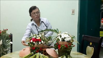 Chị Lê Thị Hồng Yến thuộc tổ Nữ công TTĐ Miền Đông 1 hướng dẫn chị em thực hành cắm hoa