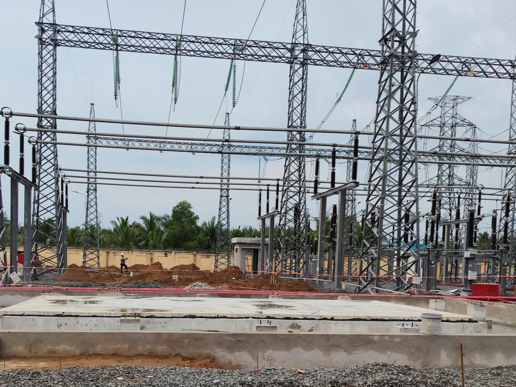PTC4 đẩy nhanh tiến độ lắp máy biến áp thứ 2 tại Trạm biến áp 220kV Mỏ Cày