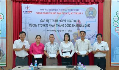 Công đoàn Trung tâm Dịch vụ kỹ thuật 3 thăm hỏi và trao quà cho CBCNV nhân dịp tháng công nhân năm 2022