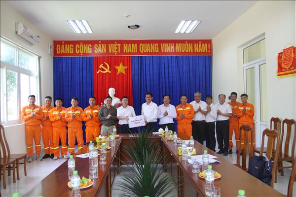 Tổng giám đốc EVNNPT kiểm tra công tác quản lý vận hành và động viên người lao động trực xuyên lễ tại Gia Lai
