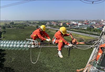 Truyền tải điện Hà Nội cắt điện thi công sửa chữa đường dây mạch kép 220kV Đông Anh (T500TT) – Long Biên (E1.45) đảm bảo an toàn
