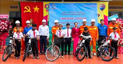 Truyền tải điện Đắk Lắk trao yêu thương, tiếp sức học sinh vùng khó trong ngày khai giảng