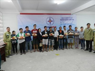 TTĐ Khánh Hòa tặng quà cho các hộ dân bị hỏa hoạn tại xóm Cồn Nhất Trí