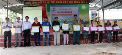 TTĐ Kon Tum tuyên truyền bảo vệ hành lang an toàn lưới điện cao áp kết hợp công tác an sinh xã hội
