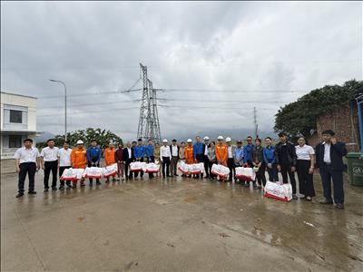 Công ty Truyền tải điện 2 trao 40 suất quà tới bà con nhân dân bị ảnh hưởng bởi thiên tai tại xã Thượng Đức - TP Đà Nẵng