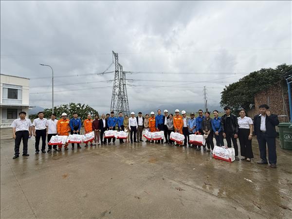 Công ty Truyền tải điện 2 trao 40 suất quà tới bà con nhân dân bị ảnh hưởng bởi thiên tai tại xã Thượng Đức - TP Đà Nẵng