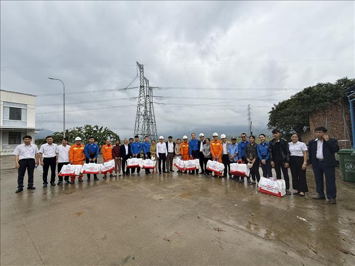 Công ty Truyền tải điện 2 trao 40 suất quà tới bà con nhân dân bị ảnh hưởng bởi thiên tai tại xã Thượng Đức - TP Đà Nẵng