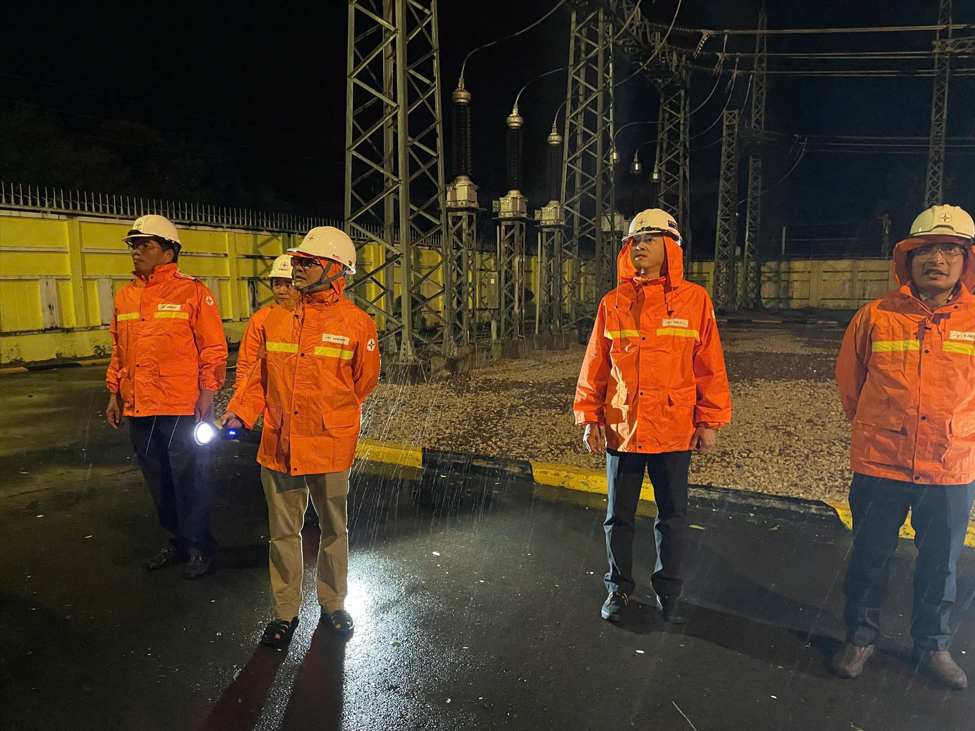 Giữ mạch điện an toàn, thông suốt giữa tâm bão 13