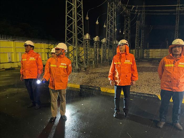 Giữ mạch điện an toàn, thông suốt giữa tâm bão 13