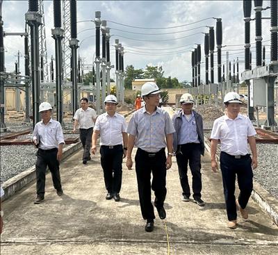 Phó Tổng giám đốc EVNNPT Nguyễn Ngọc Tân kiểm tra công trường Dự án Lắp máy biến áp 220kV Long Xuyên