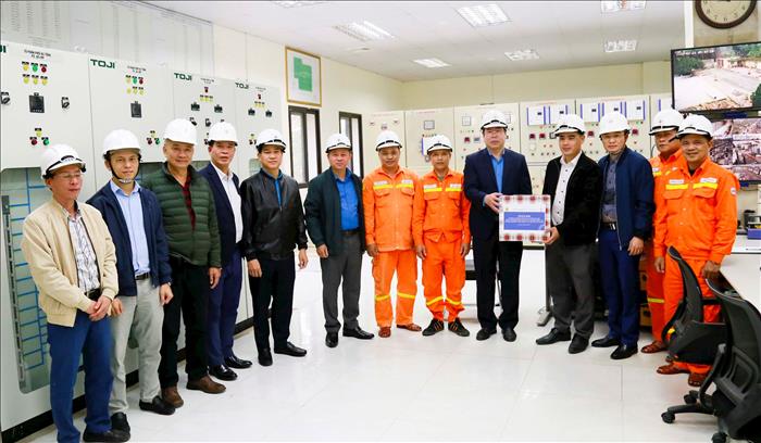 Công đoàn Điện lực Việt Nam thăm, động viên CBCNV truyền tải điện trực đảm bảo điện phục vụ Đại hội Đảng lần thứ XIV