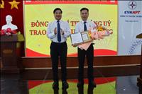 Trao tặng Huy hiệu 30 năm tuổi Đảng cho đảng viên thuộc Chi bộ Đội Truyền tải điện Vĩnh Long 