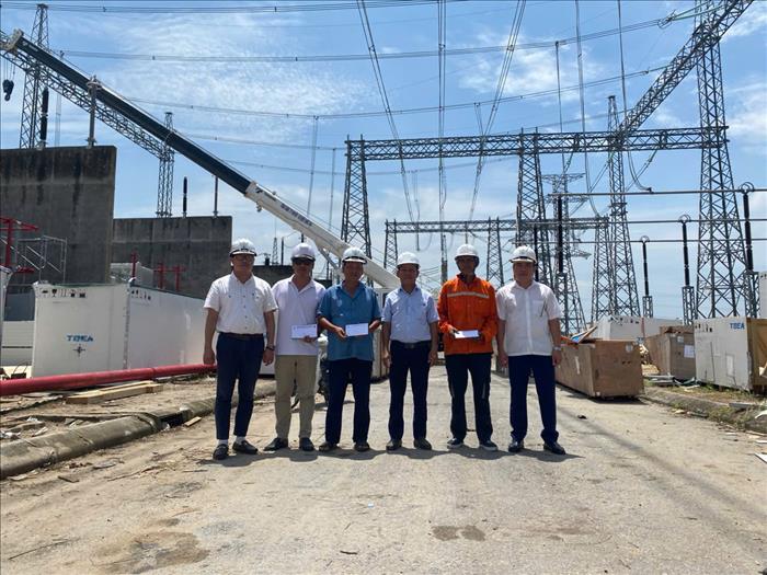 Động viên thăm hỏi người lao động trên công trường dự án Lắp máy 2 Trạm biến áp 500kV Tây Hà Nội