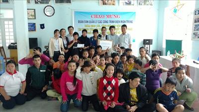 CPMB thăm và tặng quà các cụ già neo đơn và các cháu thiếu nhi bị ảnh hưởng chất độc màu da cam