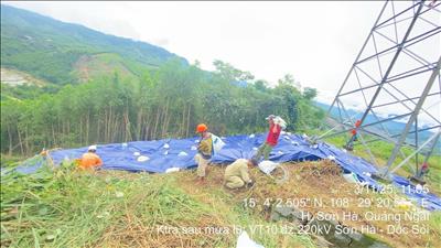 Đội Truyền tải điện Quảng Ngãi chạy đua với thời gian phòng chống sạt lở do mưa lớn