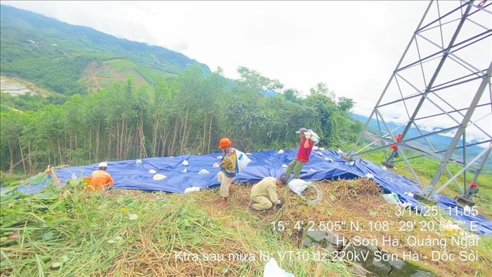 Đội Truyền tải điện Quảng Ngãi chạy đua với thời gian phòng chống sạt lở do mưa lớn