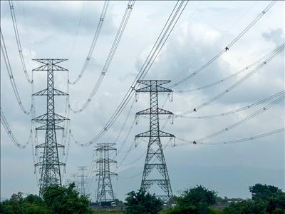 Hoàn thành bảo dưỡng đường dây 500kV trọng điểm giữa mùa cao điểm nắng nóng